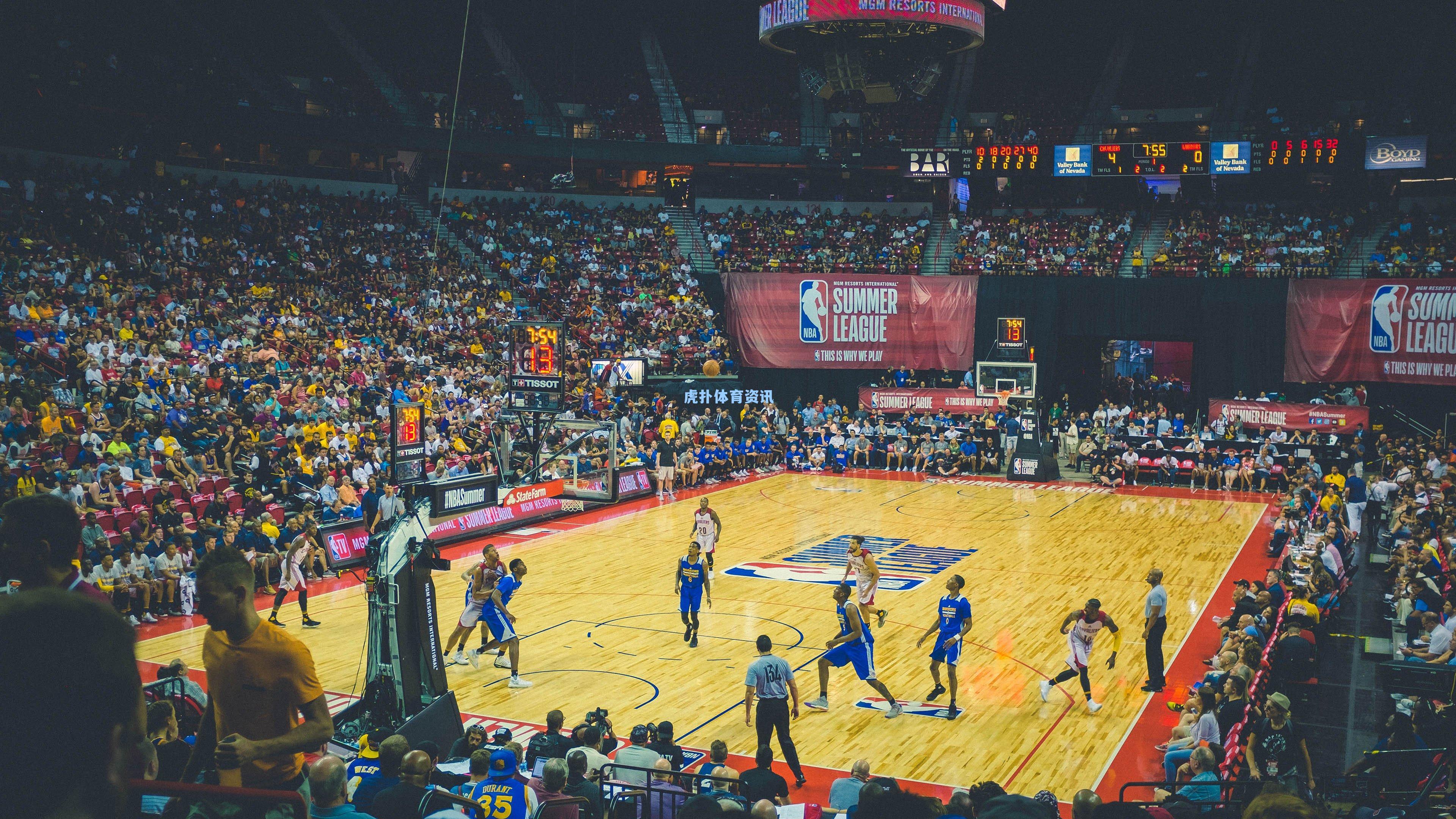 老鹰展翅逆风翱翔,坚韧意志续写季后赛传奇